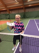 Pääpalkinnon Lihakauppa Roslundin lahjakortin voittaja Paula Väänänen.